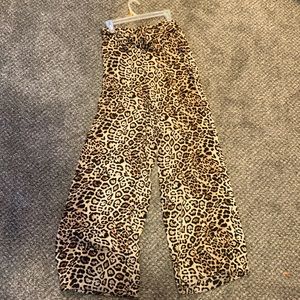 Leopard wide leg high waisted pant with tie belt. SIZE M.